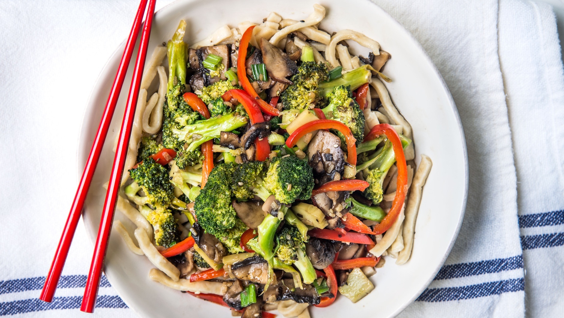 Stir-Fried Shiitake Mushrooms with Broccoli and Bell Peppers: A Dance of Umami and Freshness